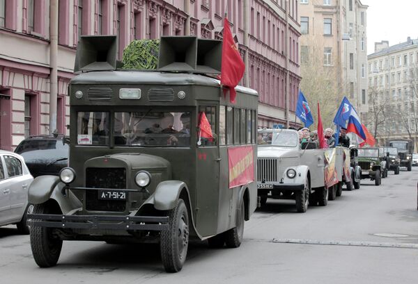 Autos de la Segunda Guerra Mundial recorren San Petersburgo - Sputnik Mundo