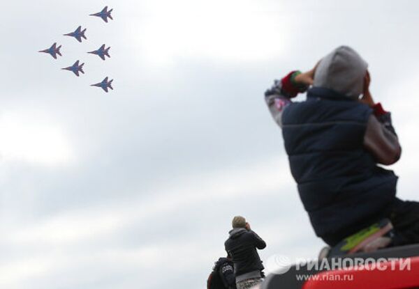La escuadrilla de vuelo acrobático Strizhi cumple su 20 aniversario - Sputnik Mundo