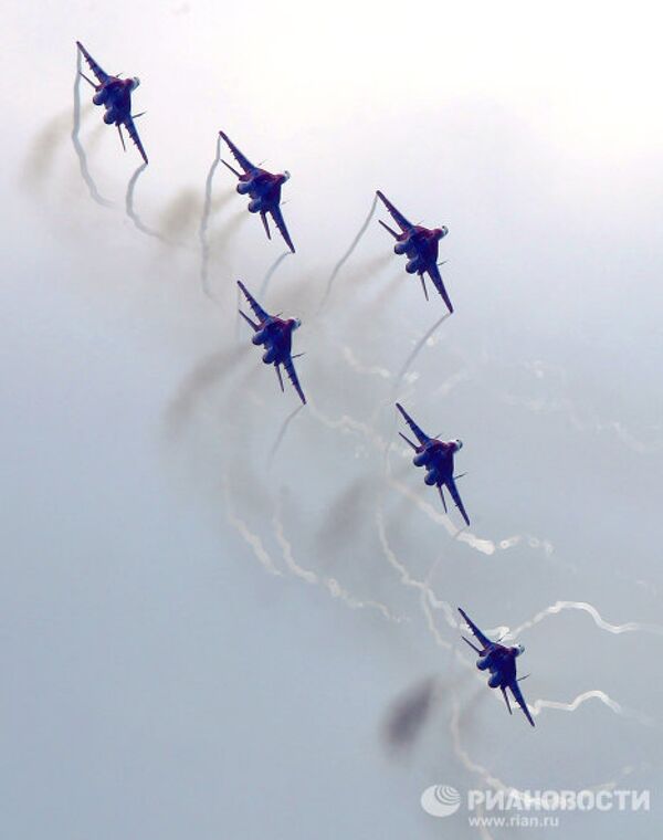 La escuadrilla de vuelo acrobático Strizhi cumple su 20 aniversario - Sputnik Mundo