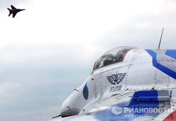 La escuadrilla de vuelo acrobático Strizhi cumple su 20 aniversario - Sputnik Mundo