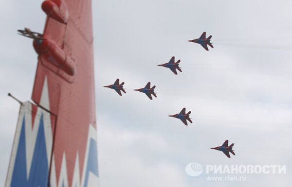 La escuadrilla de vuelo acrobático Strizhi cumple su 20 aniversario - Sputnik Mundo
