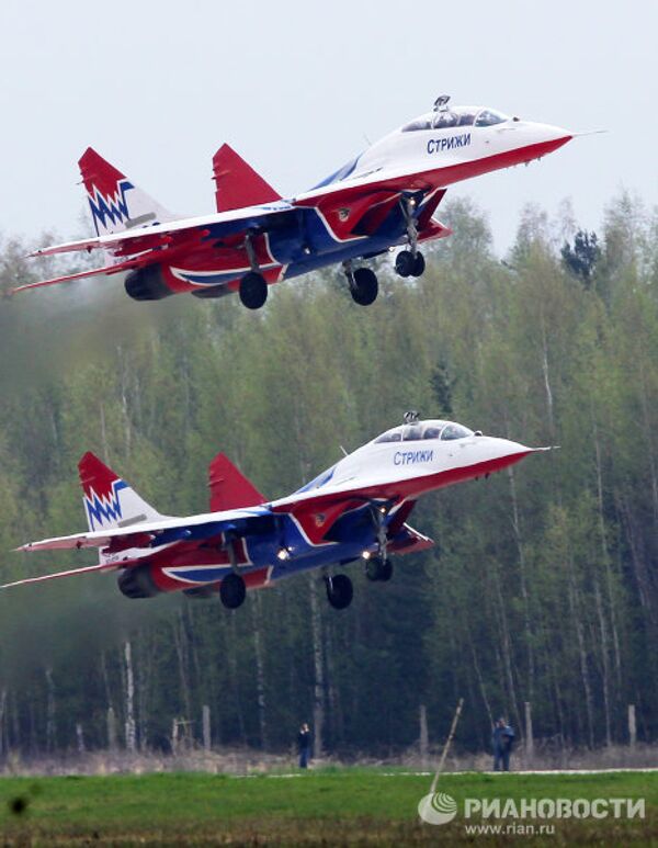 La escuadrilla de vuelo acrobático Strizhi cumple su 20 aniversario - Sputnik Mundo