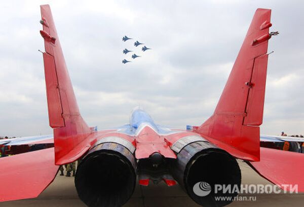 La escuadrilla de vuelo acrobático Strizhi cumple su 20 aniversario - Sputnik Mundo