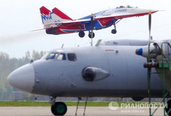 La escuadrilla de vuelo acrobático Strizhi cumple su 20 aniversario - Sputnik Mundo