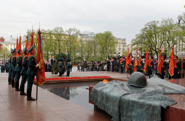 Medvédev participa en actos conmemorativos en vísperas del Día de la Victoria - Sputnik Mundo