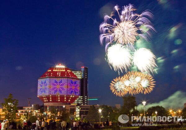 Fuegos artificiales con motivo del Día de la Victoria - Sputnik Mundo