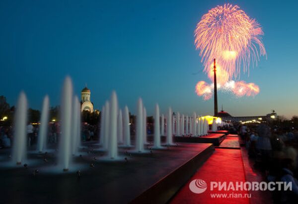 Fuegos artificiales con motivo del Día de la Victoria - Sputnik Mundo