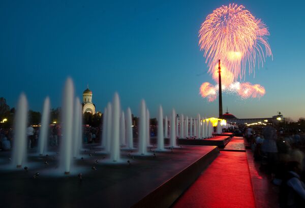 Fuegos artificiales con motivo del Día de la Victoria - Sputnik Mundo