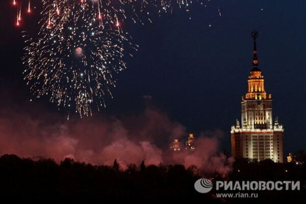 Fuegos artificiales con motivo del Día de la Victoria - Sputnik Mundo