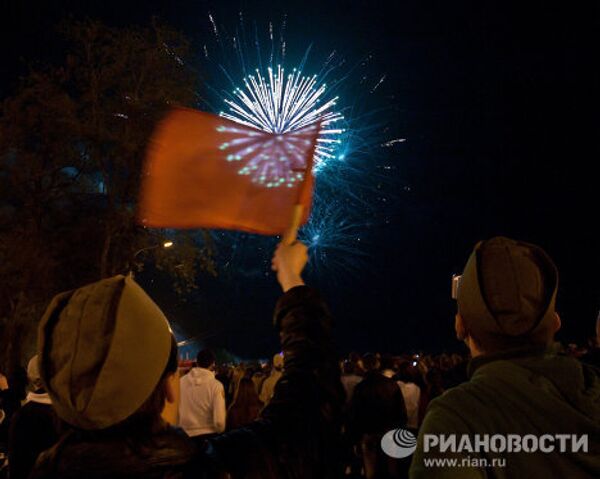 Fuegos artificiales con motivo del Día de la Victoria - Sputnik Mundo