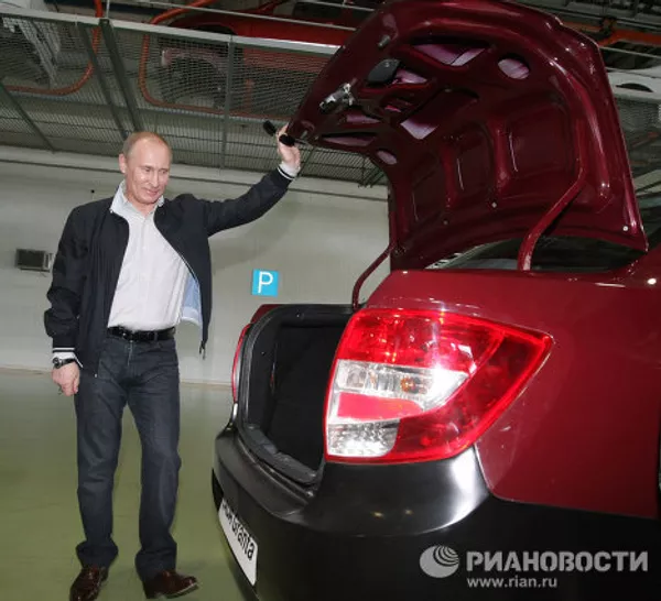 Vladímir Putin estrena un nuevo modelo de Lada Vladímir Putin estrena un nuevo modelo de Lada - Sputnik Mundo
