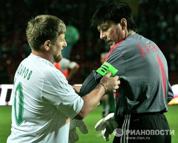 Estrellas del fútbol mundial perdieron amistoso con Chechenia - Sputnik Mundo