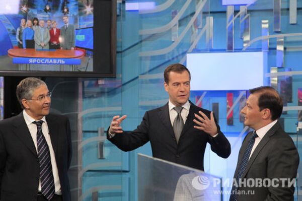 Dmitri Medvédev como moderador de una reunión relámpago y un talk show Dmitri Medvédev como moderador de una reunión relámpago y un talk show - Sputnik Mundo