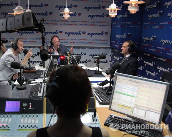 Dmitri Medvédev como moderador de una reunión relámpago y un talk show Dmitri Medvédev como moderador de una reunión relámpago y un talk show - Sputnik Mundo