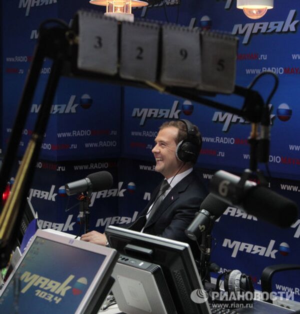 Dmitri Medvédev como moderador de una reunión relámpago y un talk show Dmitri Medvédev como moderador de una reunión relámpago y un talk show - Sputnik Mundo