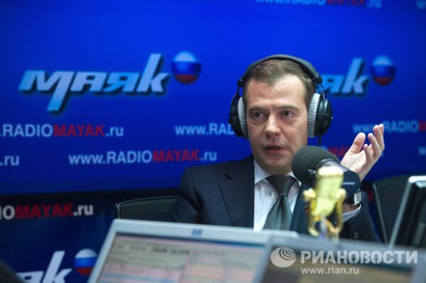 Dmitri Medvédev como moderador de una reunión relámpago y un talk show Dmitri Medvédev como moderador de una reunión relámpago y un talk show - Sputnik Mundo