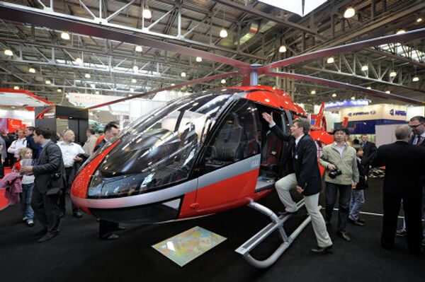 Helicópteros modernos en la exposición internacional HeliRussia-2011 - Sputnik Mundo