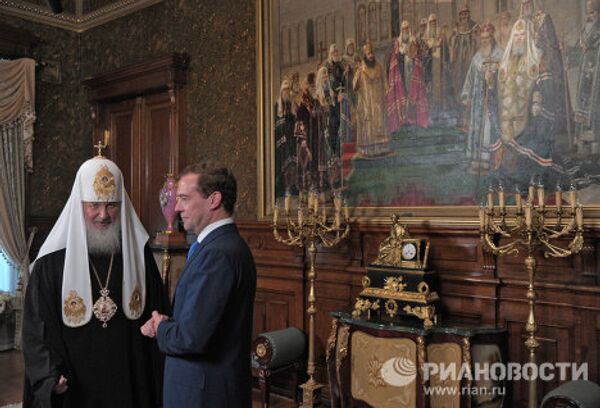 El presidente de Rusia visita al jerarca de la Iglesia Ortodoxa Rusa - Sputnik Mundo