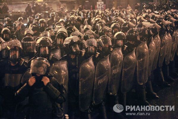 La Policía carga contra una protesta en Tbilisi - Sputnik Mundo