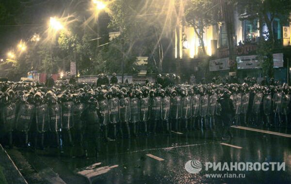 La Policía carga contra una protesta en Tbilisi - Sputnik Mundo