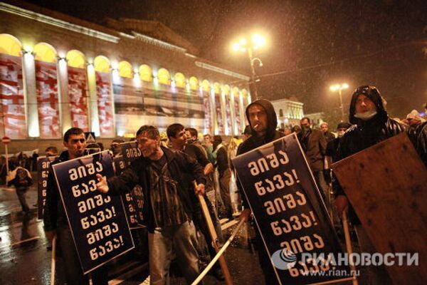 La Policía carga contra una protesta en Tbilisi - Sputnik Mundo