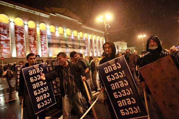 La Policía carga contra una protesta en Tbilisi - Sputnik Mundo