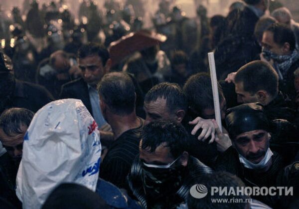 La Policía carga contra una protesta en Tbilisi - Sputnik Mundo