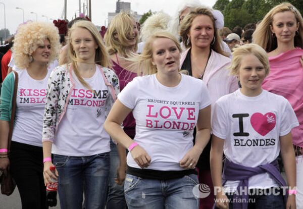 Desfile de rubias glamourosas en Riga Desfile de rubias glamourosas en Riga - Sputnik Mundo