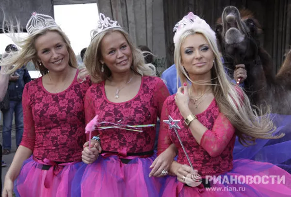 Desfile de rubias glamourosas en Riga - Sputnik Mundo