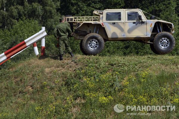 Muestra de vehículos militares nuevos y modernizados - Sputnik Mundo