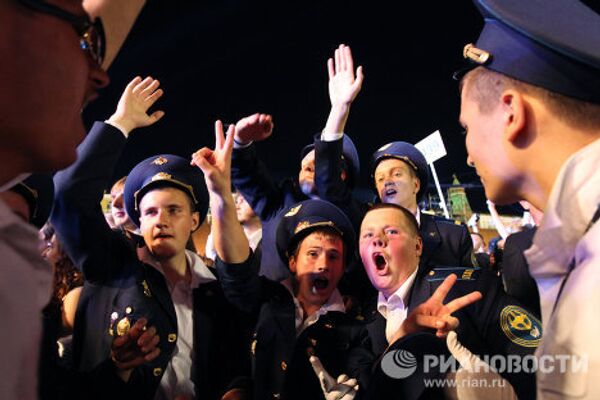 Bachilleres festejan graduación en la Plaza Roja  - Sputnik Mundo