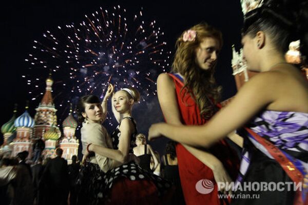 Bachilleres festejan graduación en la Plaza Roja  - Sputnik Mundo