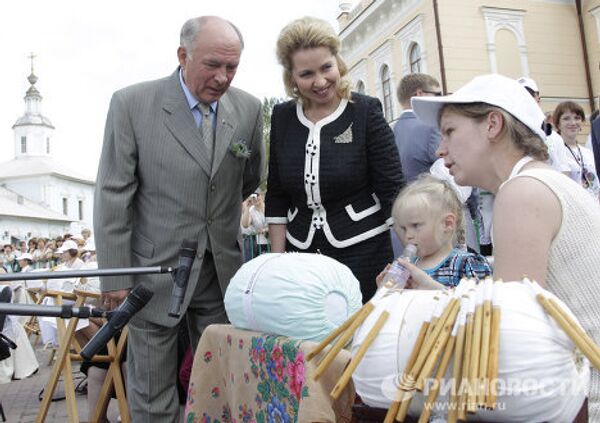 La primera dama de Rusia asiste al Festival Internacional de Encaje  - Sputnik Mundo