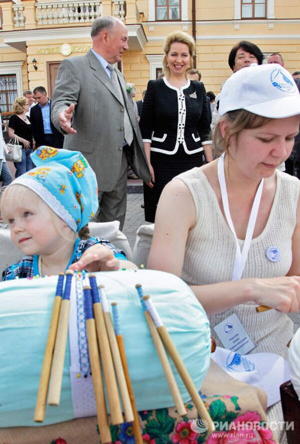 La primera dama de Rusia asiste al Festival Internacional de Encaje  - Sputnik Mundo