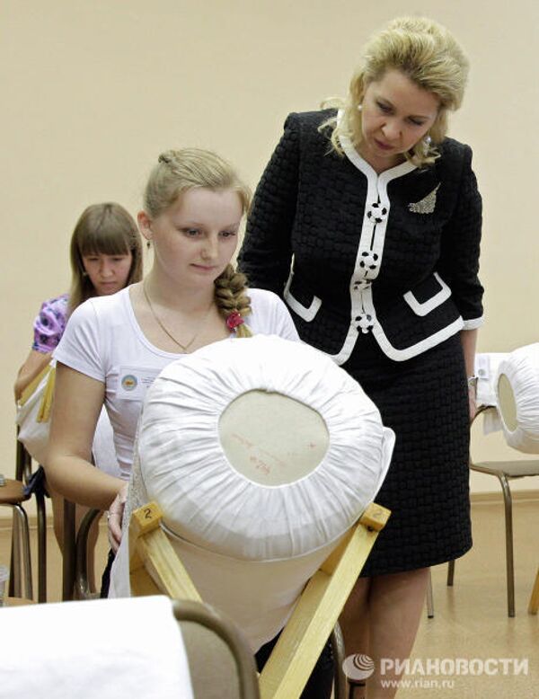 La primera dama de Rusia asiste al Festival Internacional de Encaje  - Sputnik Mundo