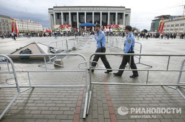 Policía de Minsk detiene a participantes de la acción “Revolución a través de las redes sociales”  - Sputnik Mundo