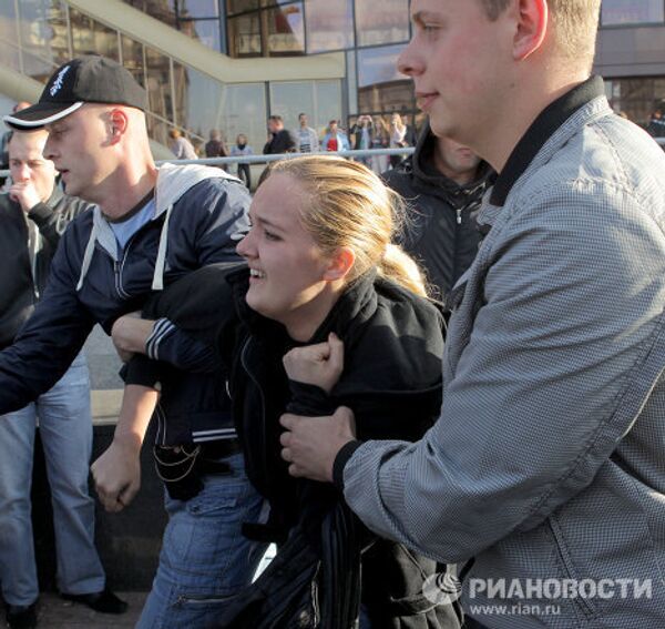 Autoridades de Bielorrusia detiene manifestantes “silenciosos” en Minsk - Sputnik Mundo