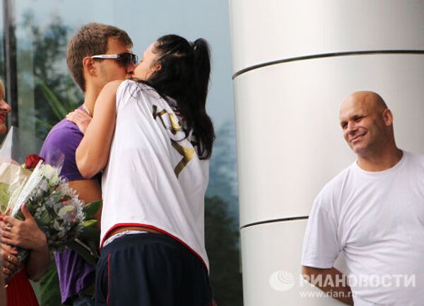Ganadoras del Campeonato europeo de baloncesto femenino 2011 regresan a casa - Sputnik Mundo