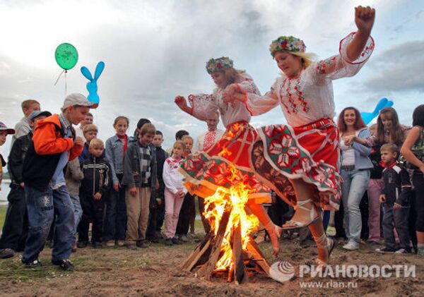 Festejos por el Día de Iván Kupala - Sputnik Mundo