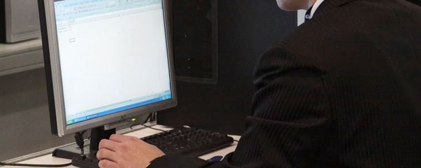 Hombre trabaja en ordenador - Sputnik Mundo