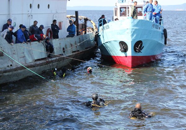 Buzos llevan a cabo preparativos para reflotar el barco Bulgaria naufragado en el Volga - Sputnik Mundo