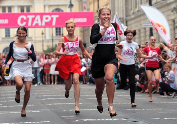 Carreras de tacones de aguja en San Petersburgo - Sputnik Mundo