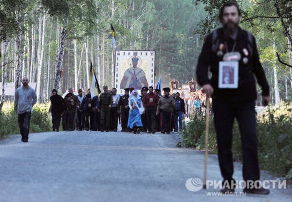 Peregrinos organizan Procesión de la Cruz para rendir tributo al último zar ruso y sus familiares - Sputnik Mundo