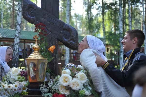 Peregrinos organizan Procesión de la Cruz para rendir tributo al último zar ruso y sus familiares - Sputnik Mundo