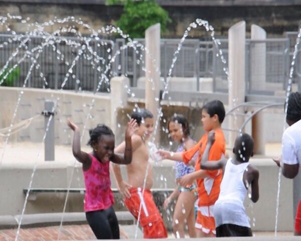 Grifos contra incendios “refrescan” a neoyorquinos - Sputnik Mundo