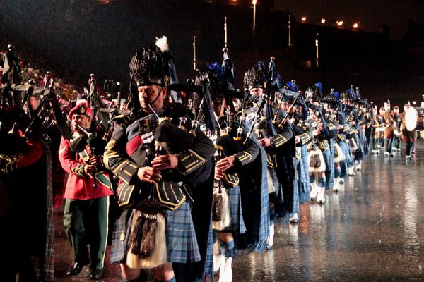 Festival de Bandas Militares en Edimburgo: ciclistas y  bailarines bajo la lluvia - Sputnik Mundo