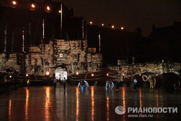 Festival de Bandas Militares en Edimburgo: ciclistas y  bailarines bajo la lluvia - Sputnik Mundo