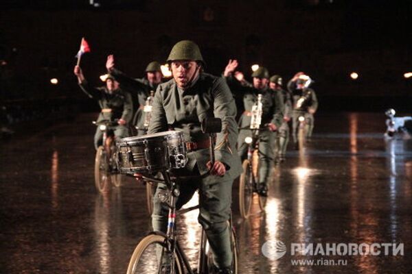 Festival de Bandas Militares en Edimburgo: ciclistas y  bailarines bajo la lluvia - Sputnik Mundo