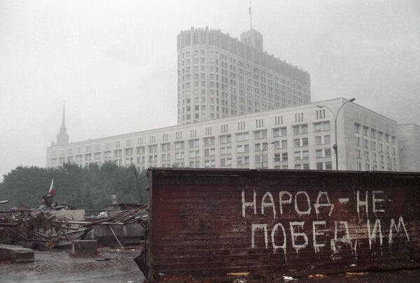 Las barricadas cerca del Parlamento durante la intentona golpista de 1991 Las barricadas cerca del Parlamento durante la intentona golpista de 1991 - Sputnik Mundo