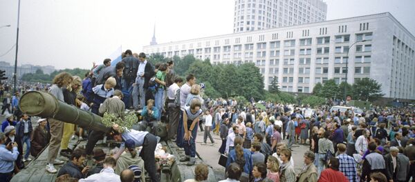 Los manifestantes bloquean el acceso al Parlamento, el 20 de agosto de 1991 - Sputnik Mundo